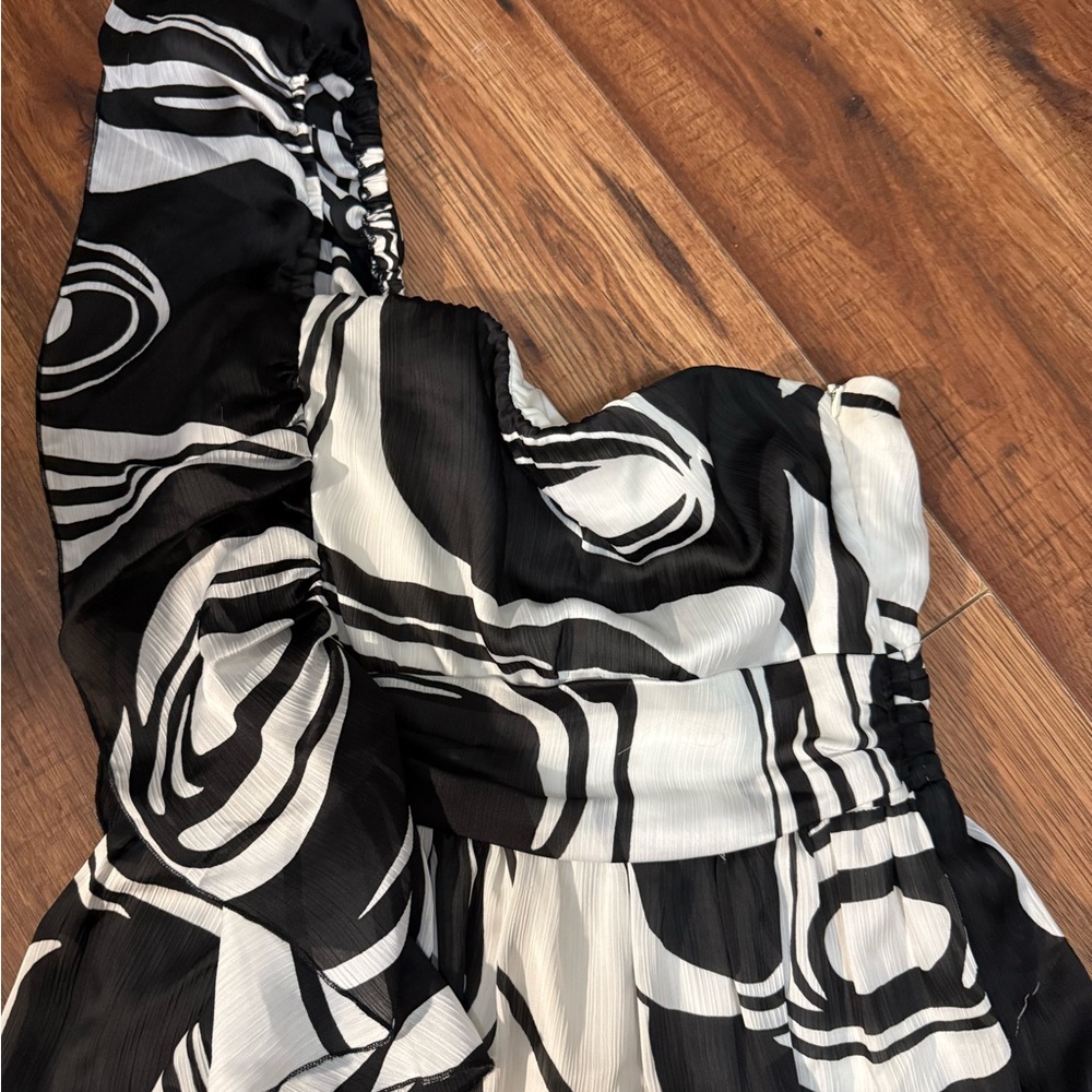 Bisou Bisou White and black silky dress